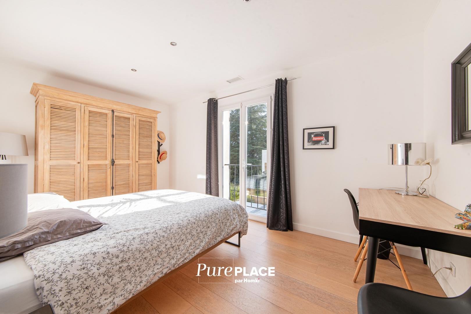 Suite avec armoire — chambre Villa des Lys, Puyricard Aix-en-Provence