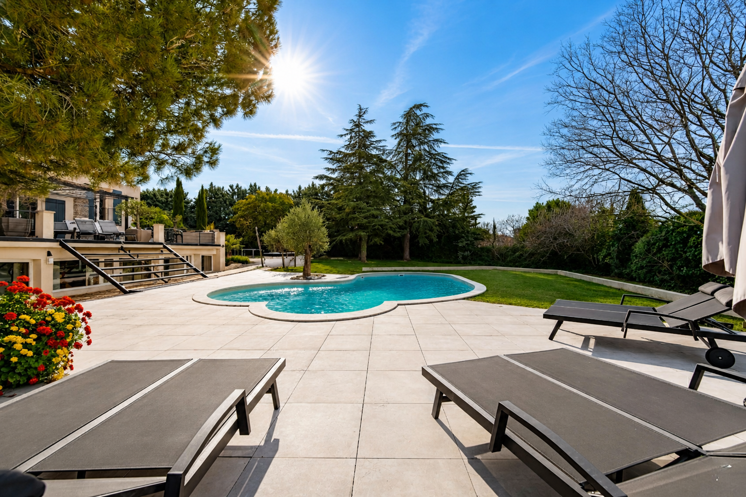 Piscine au sel et terrasse de la Villa des Lys — location vacances Provence