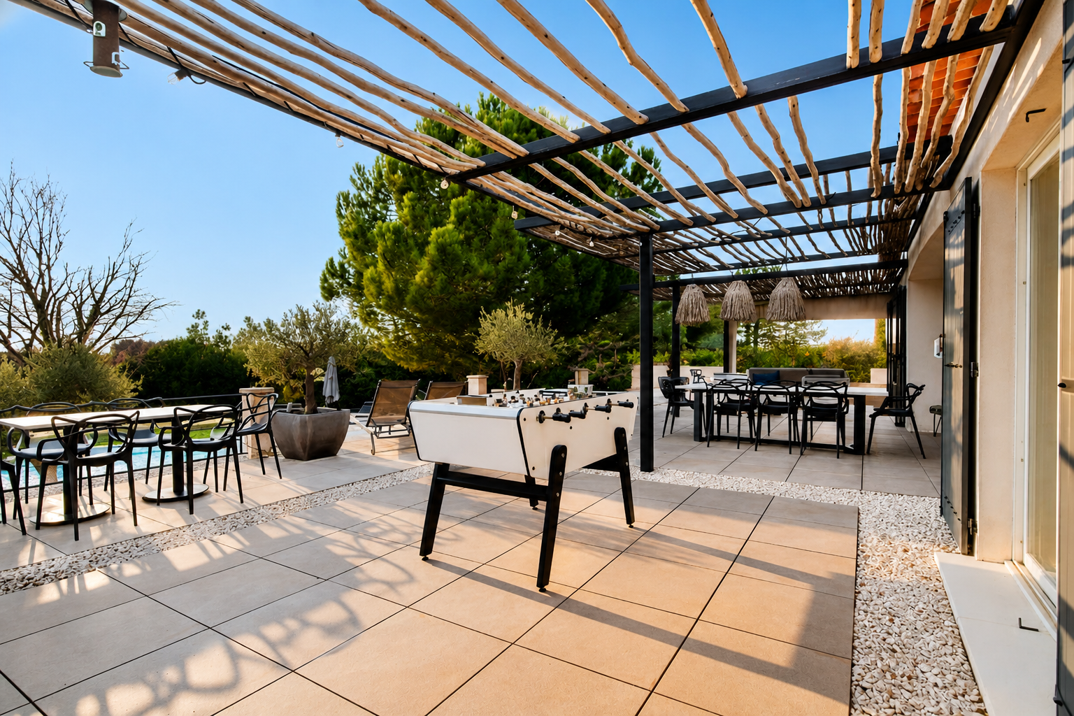 Terrasse avec babyfoot — Villa des Lys, location vacances Provence